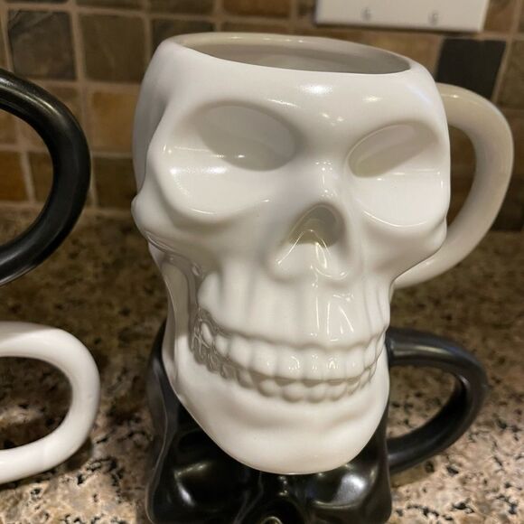 Hyde and EEK Stoneware Skull Mugs Set of 4 with 3 Shot Glasses - Picture 3 of 16